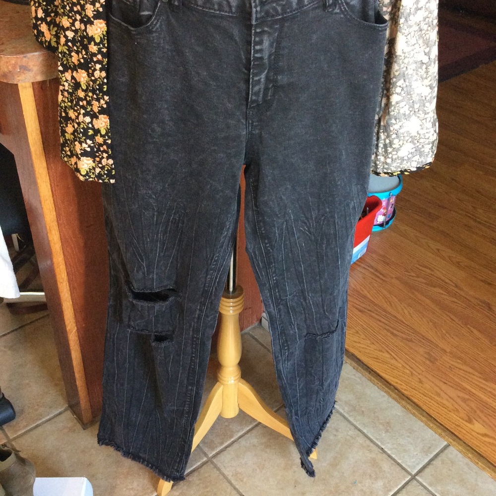 CATO Black Acid Wash Straight Ankle Distressed Jean Size 6, NWT